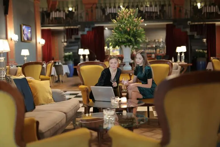 Taste Room w GuildCircleHall z barem i stolikami